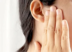 Va quẹt người khác khi ngoáy tai, người phụ nữ tổn thương thính lực