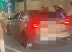 Xác minh vụ ô tô va chạm với xe máy rồi bỏ chạy ở Hà Nội