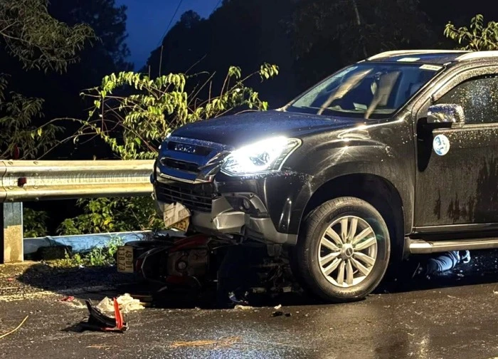 Xe máy va chạm với ô tô trên đèo ở Đà Lạt, 2 người thương vong