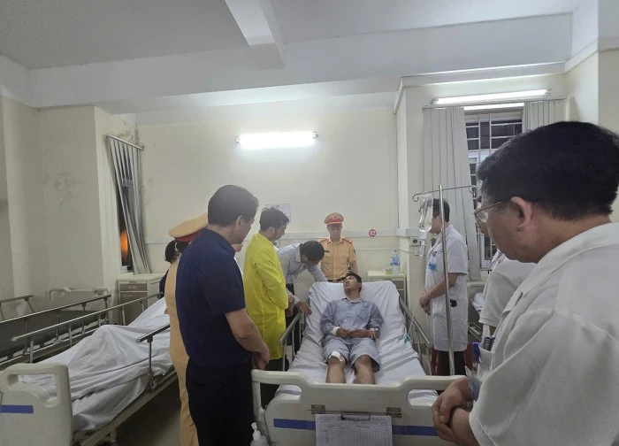 2 người sống sót sau nhiều giờ vật lộn trong nước lạnh, được ngư dân cứu vớt