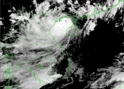 Bão số 3 cách Quảng Ninh 86 km, cảnh báo mưa lớn cục bộ tại khu vực Hà Nội