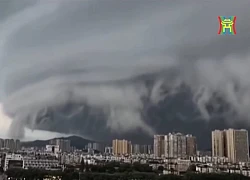 Bão Wipha càn quét Trung Quốc, 'tường mây khổng lồ' xuất hiện