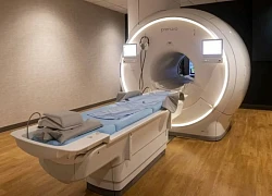 Bị hút vào máy MRI tử vong do đeo dây chuyền kim loại