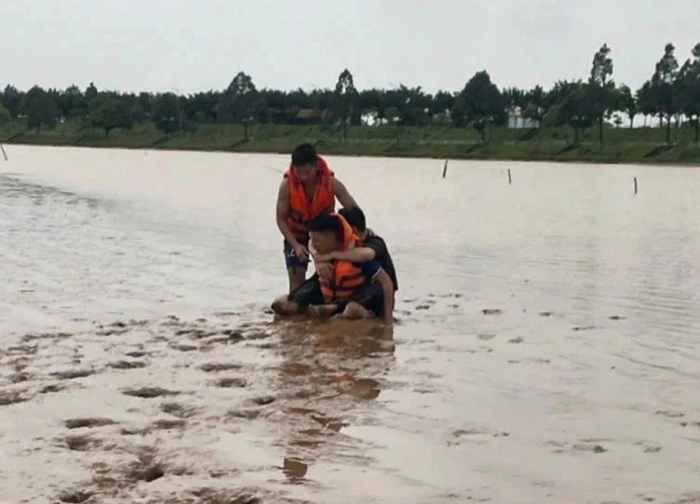 Cảnh sát giải cứu 2 anh em bị đuối nước giữa sông Đăk Bla