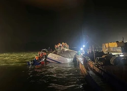 Cập nhật vụ lật tàu ở Quảng Ninh: Vớt được 34 thi thể, chuẩn bị kéo lật tàu trở lại