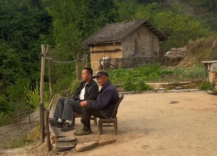 Chàng trai bỏ phố về quê sống cùng ông trong ngôi làng hẻo lánh gây tranh cãi