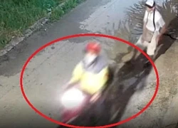 Clip người tàn tật bất lực nhìn nam thanh niên giật xấp vé số trên tay