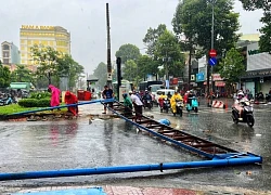 Cổng chào ở TPHCM đổ sập vì dông lớn, nhiều người thoát nạn trong gang tấc
