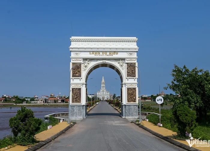 Cổng làng ở Ninh Bình đẹp như 'trời Âu', khách đi qua phải dừng chân chụp ảnh