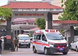 Đẫm nước mắt đón người thân trong vụ lật tàu trên vịnh Hạ Long