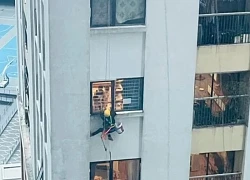 Dân chung cư Hà Nội phá cửa sổ, cứu thợ sơn lơ lửng trong dông lốc
