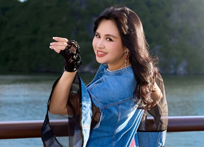 Diva Thanh Lam lả lơi trên du thuyền, tài tử Lý Hùng bên suối