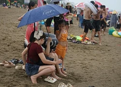 Khung cảnh trái ngược trong 2 ngày cuối tuần ở biển Sầm Sơn