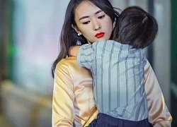 Lần đầu về quê chồng nghỉ hè, giữa trưa thấy cảnh tượng trong nhà tắm, tôi vội vã ôm con bỏ về luôn