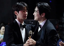 Lee Jun Young nhận nhầm cúp tại lễ trao giải Rồng Xanh