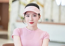 Loan Barbie gây sốt mạng xã hội khi nhận áo bib Marathon Đà Nẵng 2025