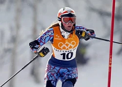 "Nữ hoàng trượt tuyết" Olympic gặp sự cố trang phục trên thảm đỏ, cách xử lý cực khéo léo