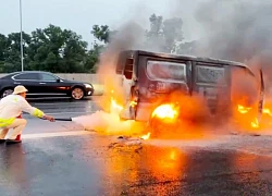 Ô tô đang chạy bất ngờ bốc cháy ngùn ngụt trên cao tốc giữa trời mưa