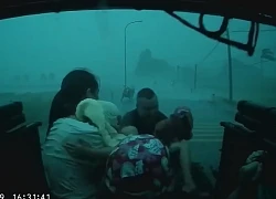 Thấy 4 mẹ con ôm nhau giữa dông lốc, người đàn ông Hà Nội có hành động ấm lòng