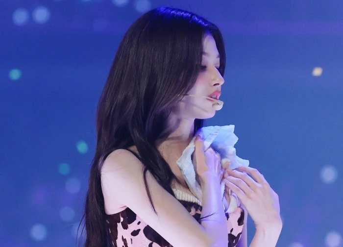 Video nữ ca sĩ lau người giữa concert hot khắp MXH vì sexy nghẹt thở, giọt mồ hôi "thần thánh" là có thật?