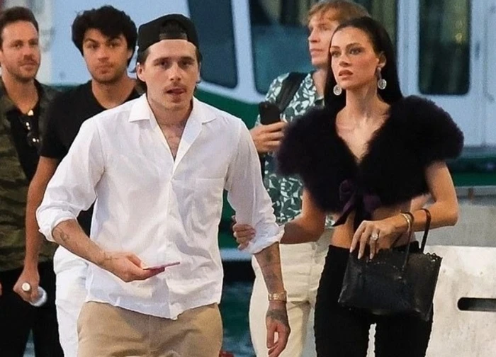 Vợ Brooklyn Beckham căng thẳng