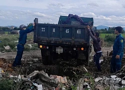 Xác lợn trôi lềnh bềnh dưới mương nước, dân lo dịch bùng phát