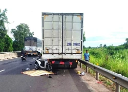 Xe máy tông vào đuôi xe tải đỗ cùng chiều, 3 bà cháu tử vong
