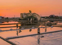 Bình minh trên ruộng muối Khánh Tường