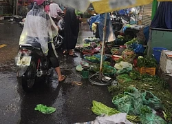 Bức ảnh sạp rau của mẹ cùng dòng tâm sự nhói lòng: "Mình thất nghiệp, mình không nuôi nổi mẹ"