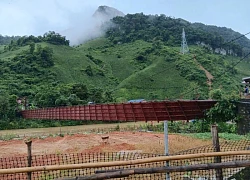 Cầu treo đứt cáp, ô tô chở 3 người rơi thẳng xuống sông