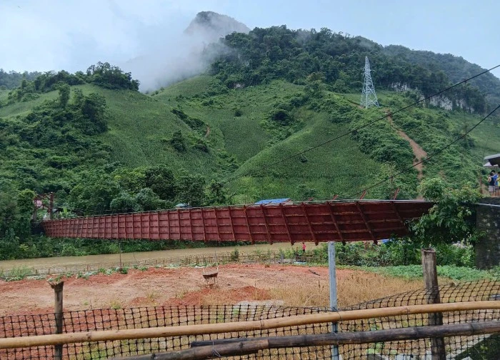 Cầu treo đứt cáp, ô tô chở 3 người rơi thẳng xuống sông
