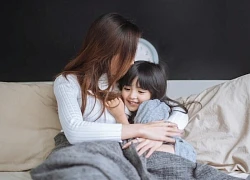 Đêm tân hôn, con riêng của chồng gõ cửa hỏi một câu khiến tôi bật khóc