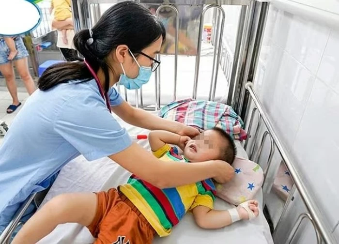 Gia tăng ca mắc tay chân miệng, dấu hiệu cha mẹ cần lưu ý