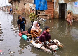 Lũ quét cuốn trôi nhiều xe chở khách du lịch tại Pakistan