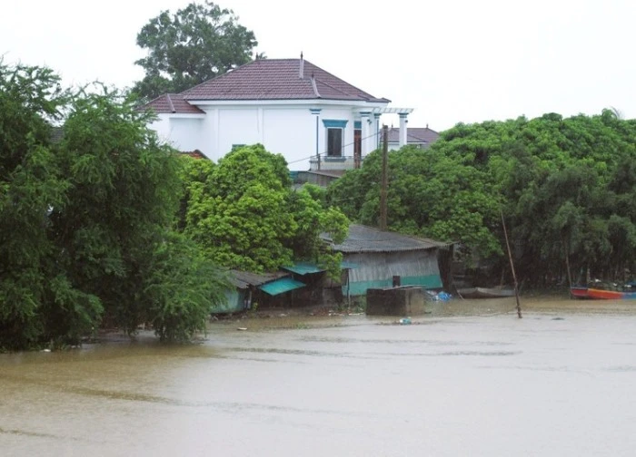 Nghệ An: Lũ quét cuốn trôi nhiều nhà dân ở xã biên giới Nhôn Mai