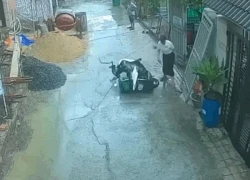 Người phụ nữ đi ô tô xô đổ xe máy của shipper ở TPHCM