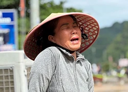 Người phụ nữ khóc lặng nhìn lũ cuốn trôi 2 căn nhà xa 10m, sắp rơi xuống sông