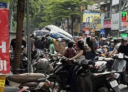 Ô tô bán tải đâm trúng loạt xe máy ở Hà Nội, người dân khênh xe cứu nạn nhân