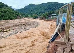 Sạt lở cô lập 7.000 dân, người phụ nữ mắc kẹt bên sông suốt 2 ngày