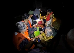 Trắng đêm ôm con lênh đênh trên thuyền chờ nước rút ở tâm lũ Nghệ An