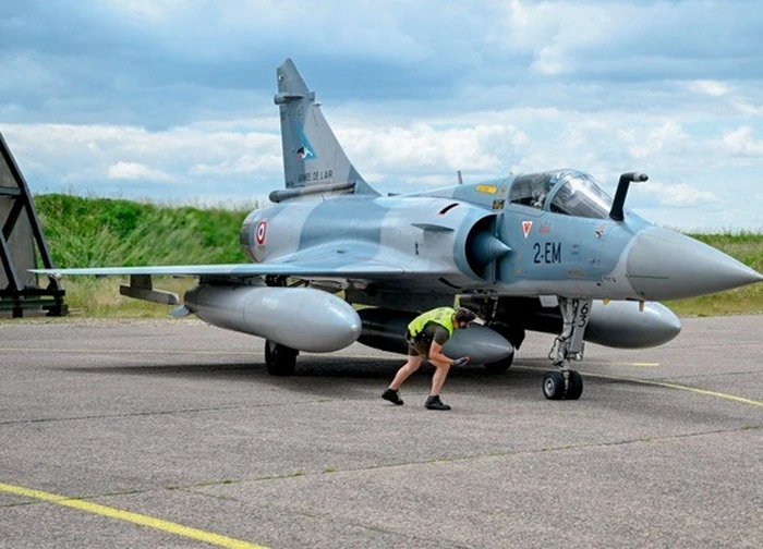 Ukraine mất chiến đấu cơ Mirage 2000, dân phản đối luật mới