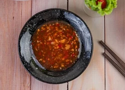 Về nhà bạn trai ra mắt, cô gái 'hết hồn' vì 6 người chung 1 bát nước chấm