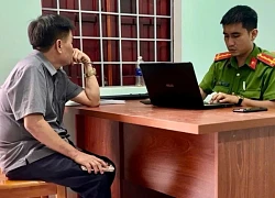 Xác minh vụ tài xế ô tô leo lên vỉa hè đòi tông người đẩy xe hàng rong