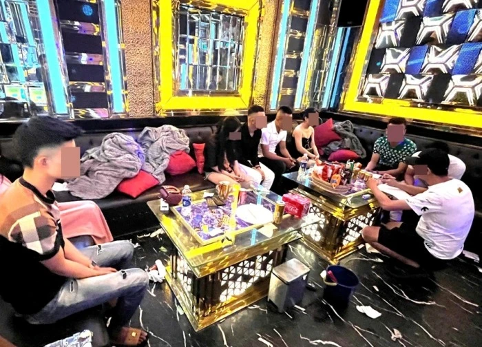 14 nam, nữ thanh niên "bay lắc" trong 2 quán karaoke