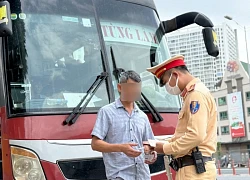 Bị CSGT phạt vì dùng điện thoại trong lúc lái xe, nam tài xế 'dọa' bỏ nghề
