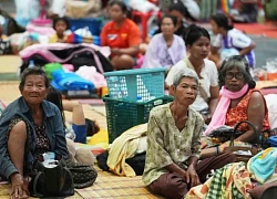 Cảnh sơ tán giữa khói lửa biên giới Campuchia - Thái Lan