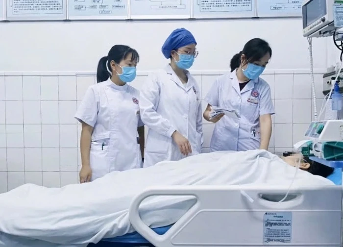 Cô gái suýt chết vì uống thuốc nhuận tràng 2 tuần để mặc vừa một chiếc váy