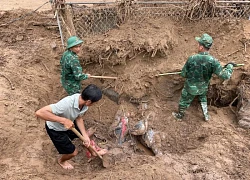 Đào bùn, bới đất dày hơn 1m để tìm xe máy, két sắt... bị vùi lấp sau trận lũ