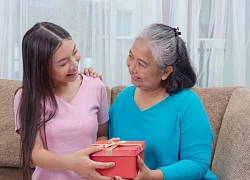 Đi du lịch cùng mẹ chồng cũ, người phụ nữ nghẹn lời nghe chồng mới nói 2 câu