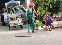 Bé trai 13 tuổi bị cô ruột đánh đập liên tiếp do không bán hết vé số